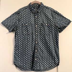GAP Men’s Casual Denim Button Down Shirt Size Medium